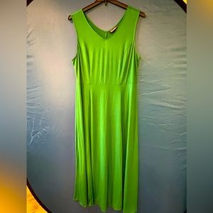 Beautiful green Roaman’s size 18-20 maxi dress.